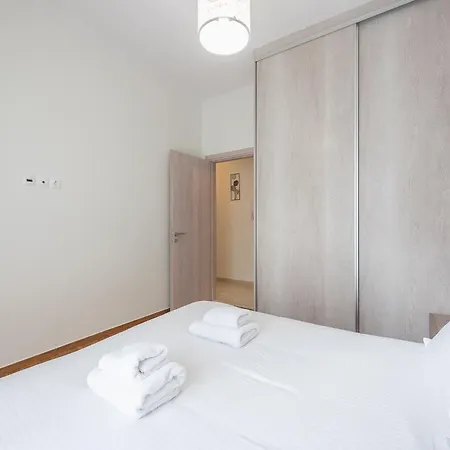 Apartment Margarita's 2-bdr - 2 Stops To Acropolis Athens